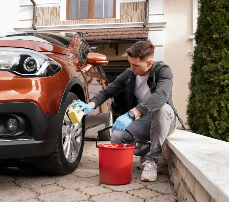 Lavage auto à domicile Montclus : professionnel intervenant sur un véhicule